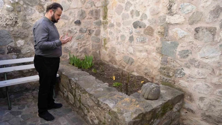 Tarihi handa dükkanlar arasında kalan türbe
