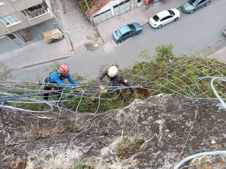 Tarihi kaleye deprem önlemi: Kayaların üzeri çelik ağlarla örülüyor
