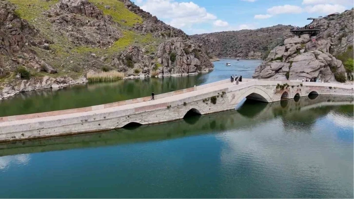 Tarihi mekanda bozlak türküleri yankılandı
