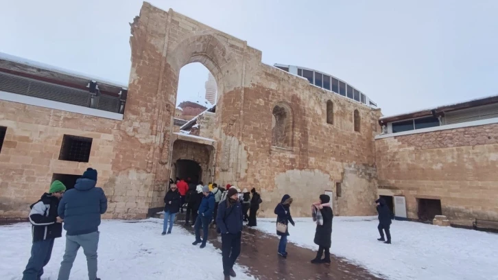 Tarihi saray beyaz örtü altında
