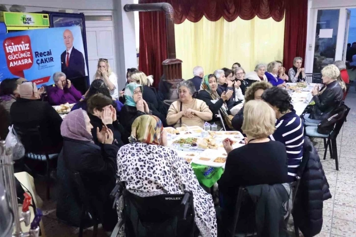 Tarihi ve doğal güzellikleri ile hayran bırakan Amasra’da bin 500 kişiye iftar verildi.
