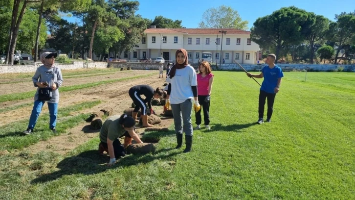 Tarım Meslek Lisesi öğrencileri tarlada üretiyor
