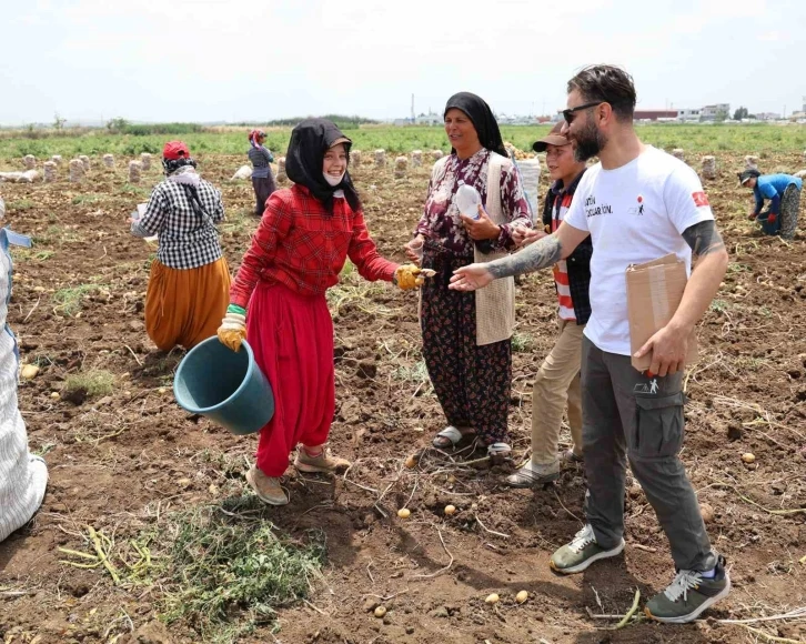 Tarlada çalışan çocuklara ’Dondurma’ molası
