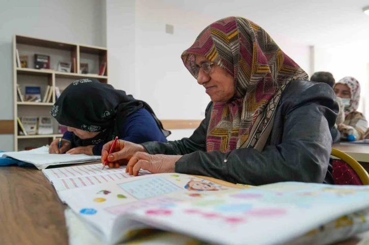 Tarsus’ta okuma-yazma kursları sürüyor