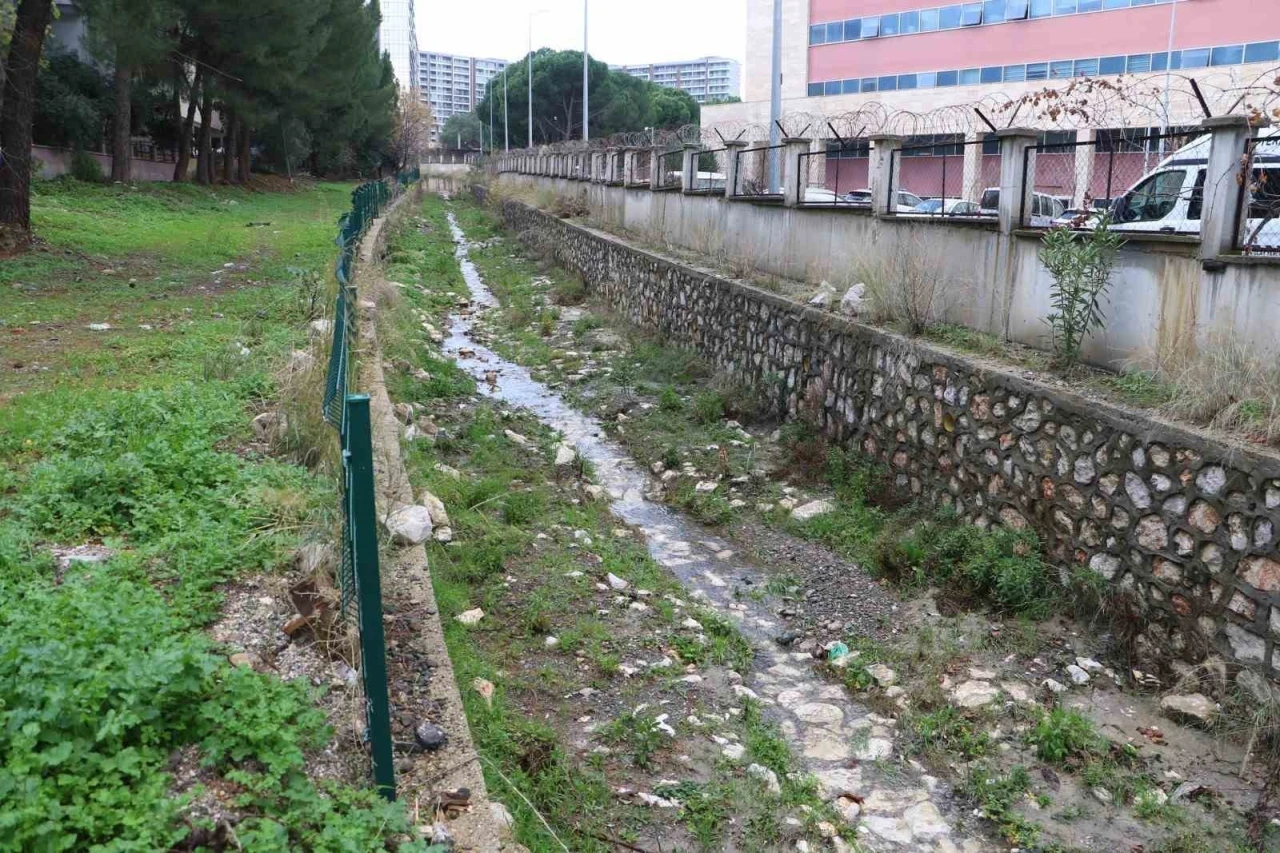 Taşkın riskine karşı dere yatakları temizleniyor
