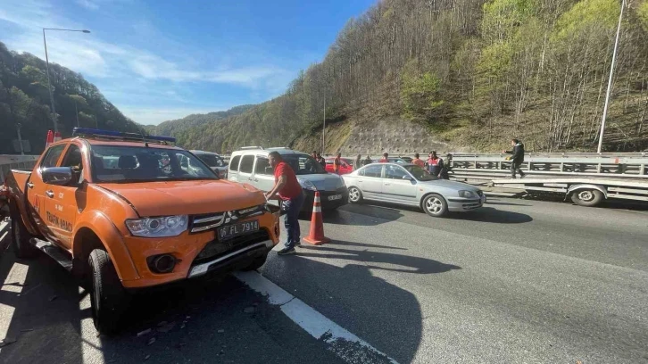 Tatil yolunda zincirleme kaza: 3 yaralı
