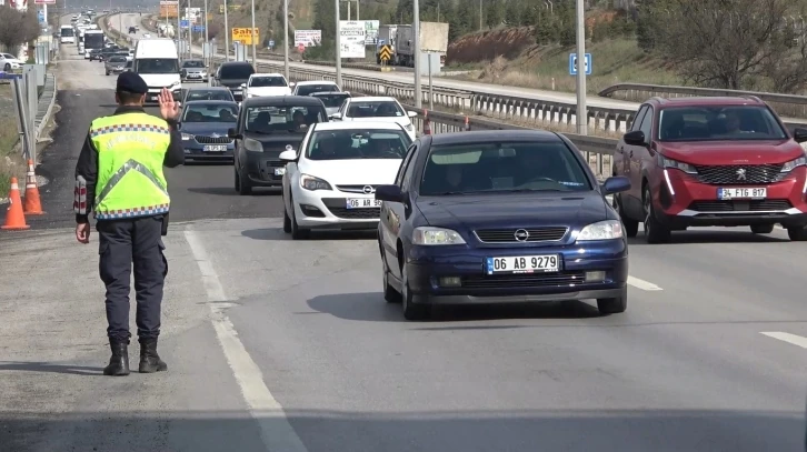 Tatilciler yollara akın etti, 43 ilin geçiş güzergahında trafik yoğunluğu
