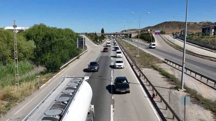 Tatilcilerin dönüşü devam ediyor: 43 ilin geçiş güzergahında trafik akıcı ilerliyor
