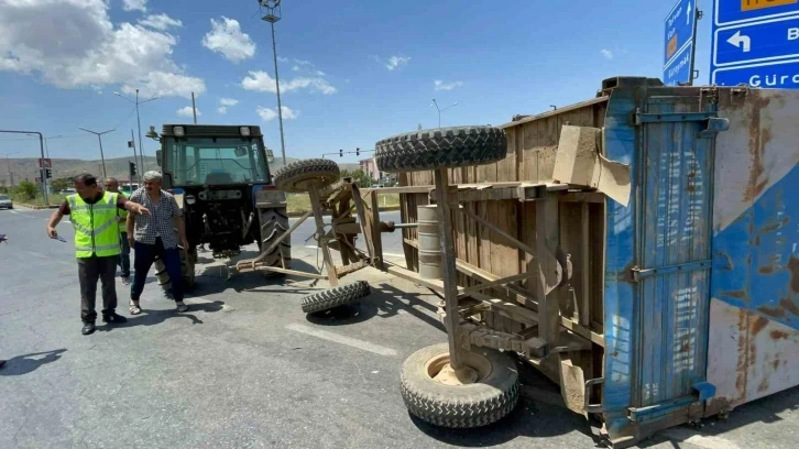 Tatvan’da tır ile traktör çarpıştı