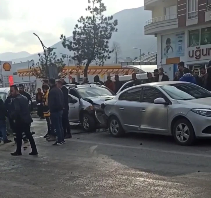 Tatvan’da zincirleme kaza: 3 yaralı
