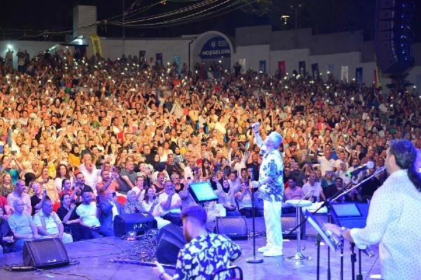 Taverna ve fantezi müziğin ünlü isimleri Uluslararası Bursa Festivali’nde sahne aldı