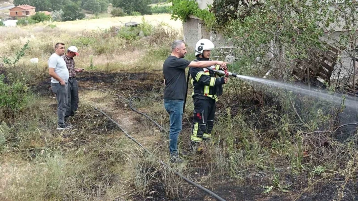 Tavşanlı’da evlerin arasında ot yangını korkuttu
