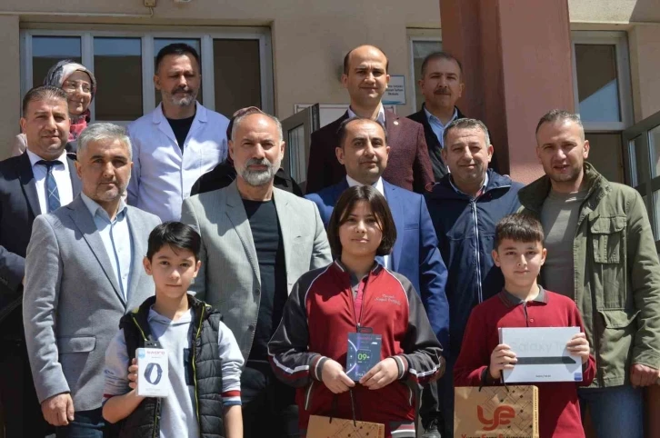 Tavşanlı’da "Yetim" konulu kompozisyon yarışmasında dereceye giren öğrenciler ödüllendirildi
