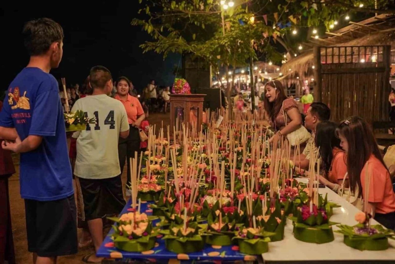 Tayland &quot;Yüzen Fener Festivali&quot; ile renklendi
