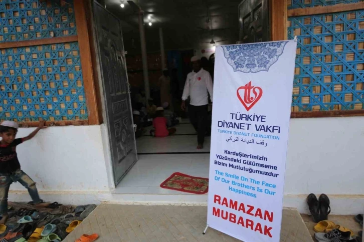 TDV, Bangladeş’te 10 bin kişilik iftar paketi dağıttı
