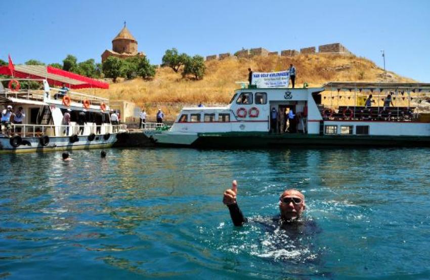 Van Gölü'nde tek koluyla yüzdü!