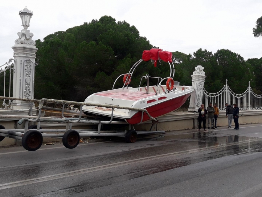 Dünyaca ünlü otelin duvarına tekne çarptı