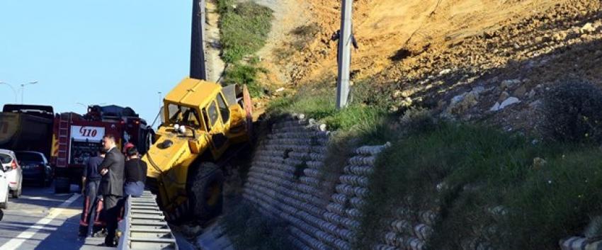 10 tonluk iş makinası yol kenarına devrildi