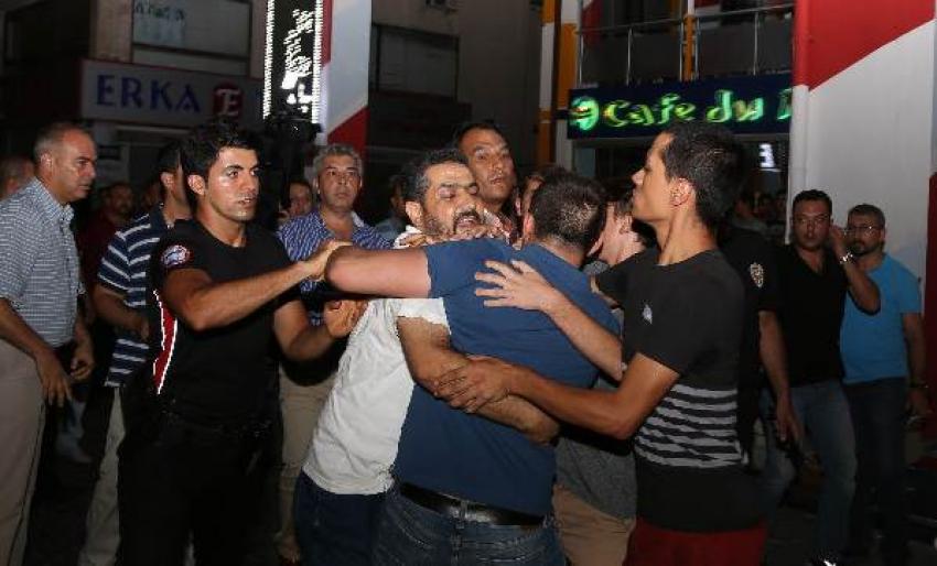 İstiklal Marşı okunurken ayağa kalkmayınca...