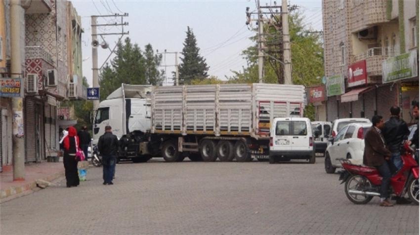 Teröristler caddeyi trafiğe kapattı