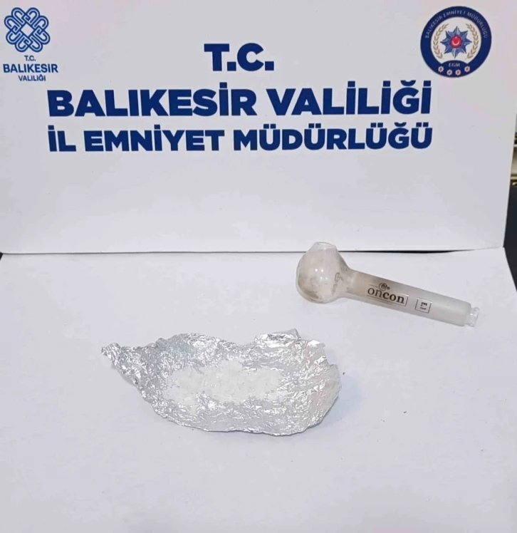 Tedirgin tavırları ele verdi: Torpido bölümünden uyuşturucu çıktı
