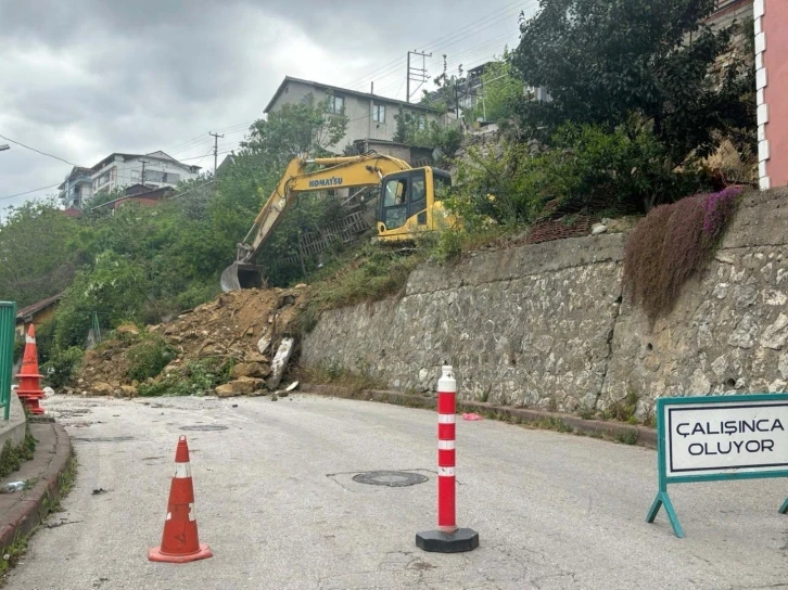 Tehlike arz eden taş duvar yenileniyor
