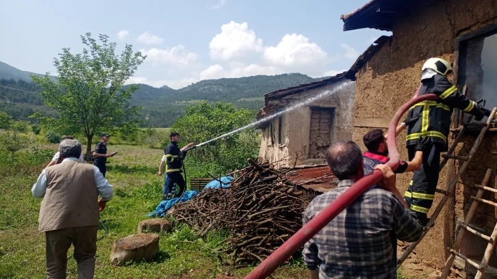 Tek katlı ahşap ev çıkan yangında ev kullanılamaz hale geldi