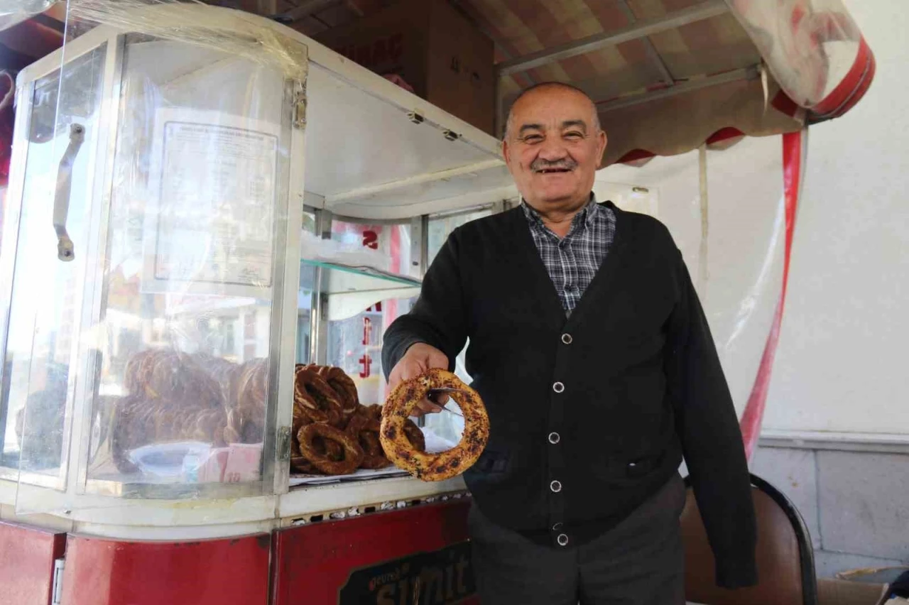 Tek koluna rağmen hayata dört elle sarılan simitçinin azmi takdir topluyor
