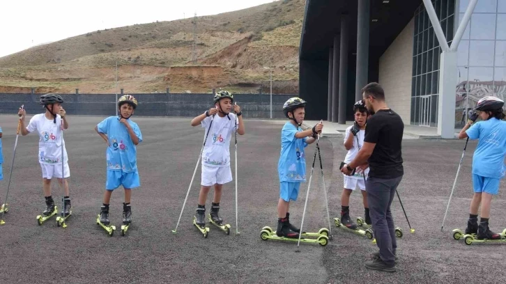 Tekerlekli kayak sporcuları kış hazırlıklarını sürdürüyor
