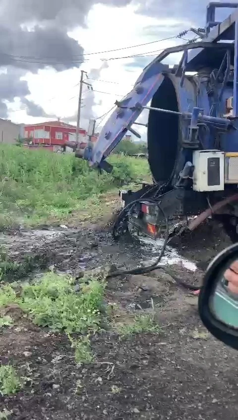 Tekirdağ’da çevre skandalı: TESKİ aracı dereyi kirletirken böyle görüntülendi
