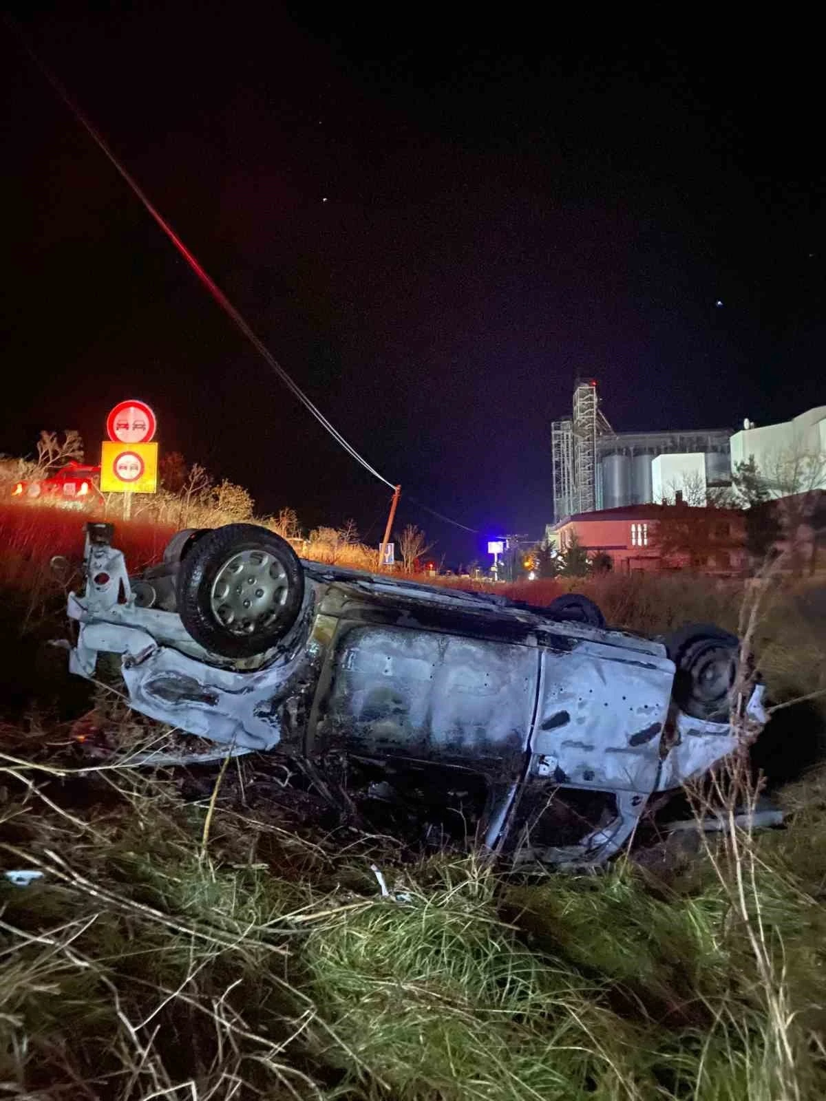 Araçtan fırlayan sürücü öldü, araç alev topuna dönüştü