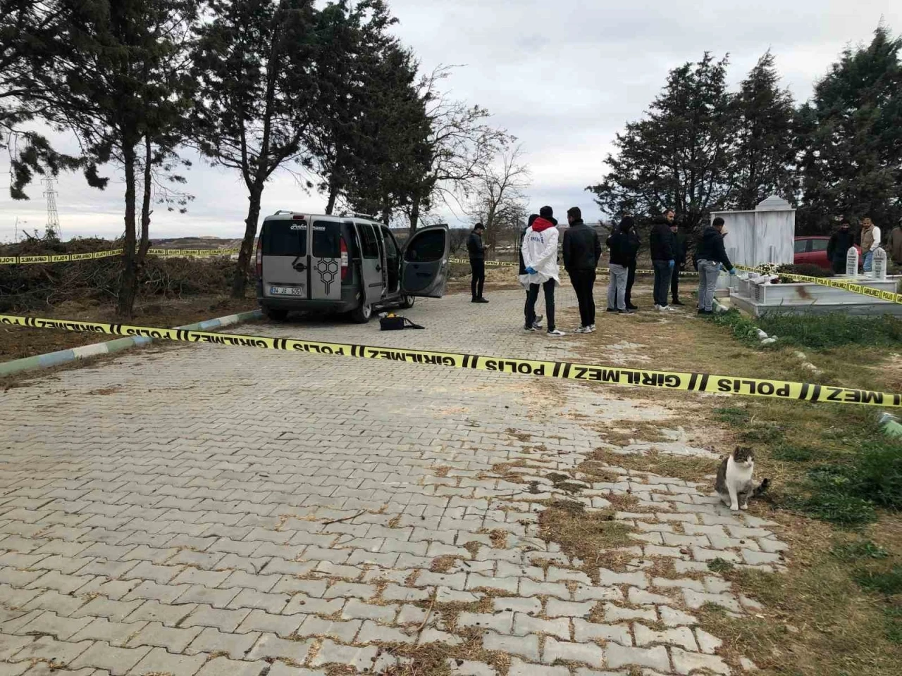 İki kuzen mezarlıkta park halindeki araçta ölü bulundu