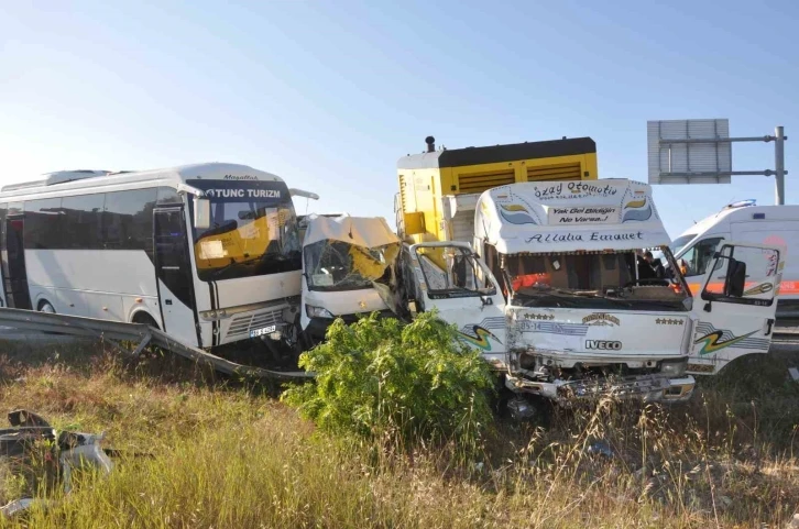 İşçi servislerine kamyonet çarptı: 18 yaralı