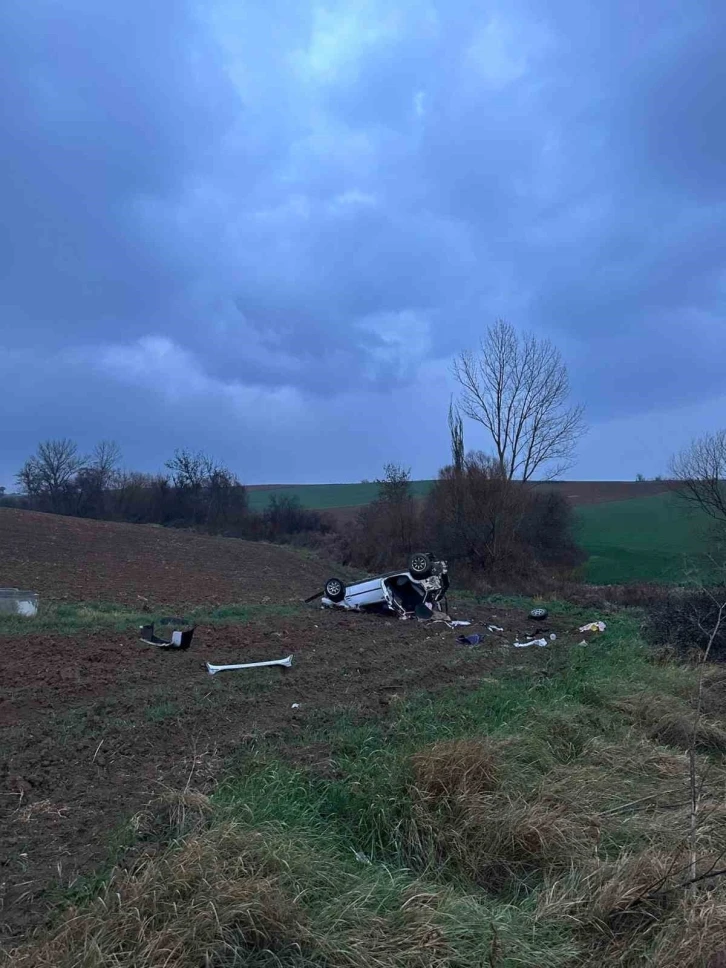 Tekirdağ’da otomobil tarlaya uçtu: 2 yaralı
