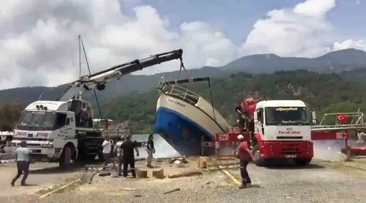 Tekneyi taşıyan vinç zinciri koptu, panik anları kameraya yansıdı
