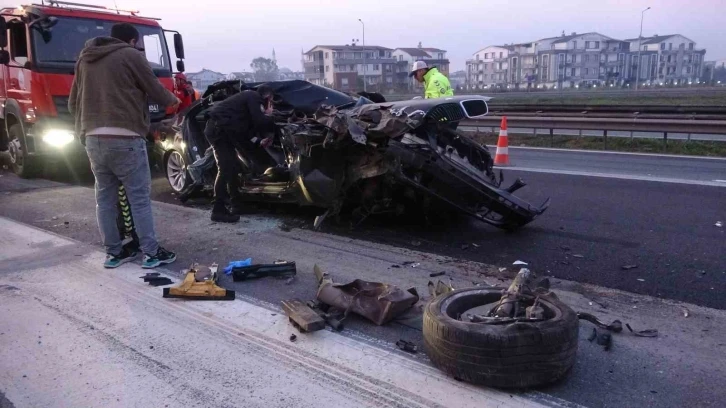 Lüks otomobil kağıt gibi ezildi: 1 ölü, 2 yaralı