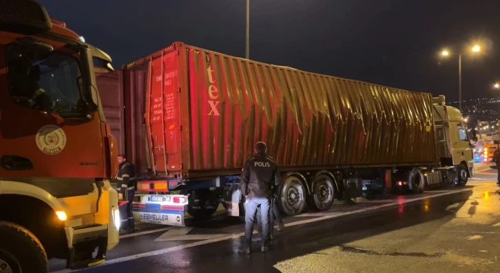 TEM’de tır dorsesinde patlama: 1 itfaiye eri yaralandı