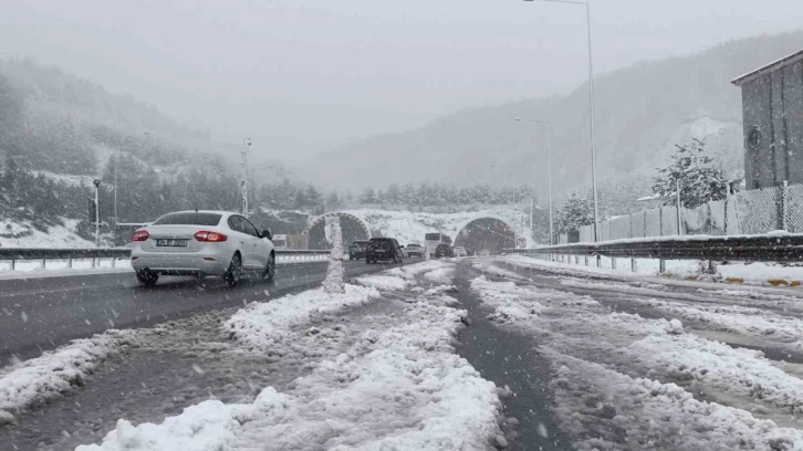 TEM Otoyolu Bolu geçişinde kar yağışı etkisini sürdürüyor
