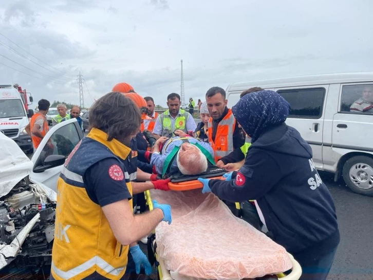 TEM Otoyolu’nda çalışma yapan karayolları aracına otomobil çarptı: 3 yaralı
