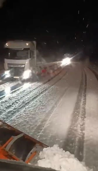 Tendürek Geçidi’nde ulaşıma kar engeli
