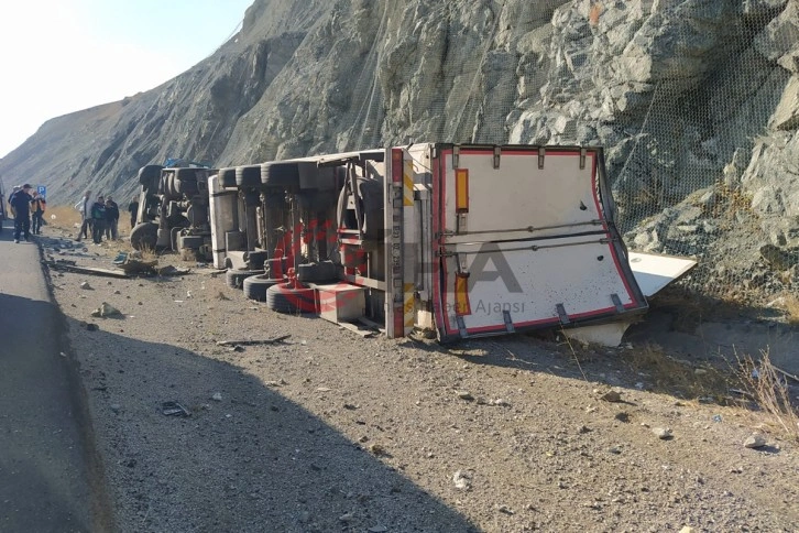 Tercan’da tırın devrilmesi sonucu 1’i çocuk 3 kişi yaralandı