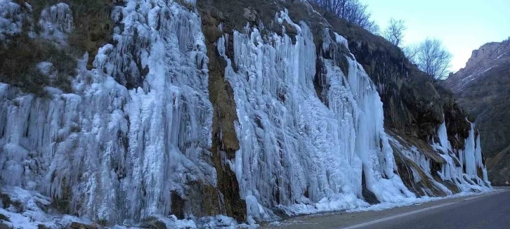 Termometreler eksi 20’yi gördü, Tunceli’de ’’Ağlayan Kayalar’’ dondu