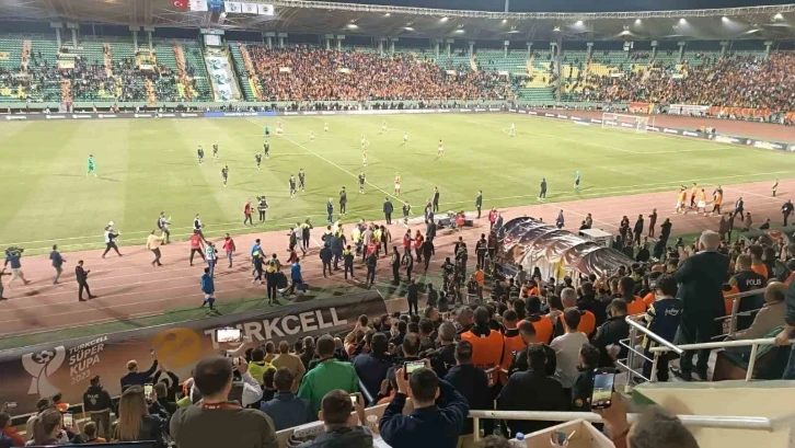 TFF Süper Kupa: Galatasaray 1 - Fenerbahçe: 0 (Maç yarıda kaldı)
