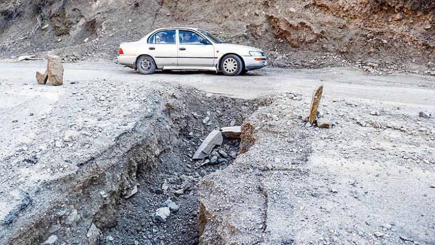 Hendekler sürücülere zor anlar yaşatıyor