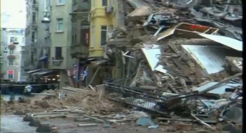 İstiklal caddesi yakınında 5 katlı bina çöktü!