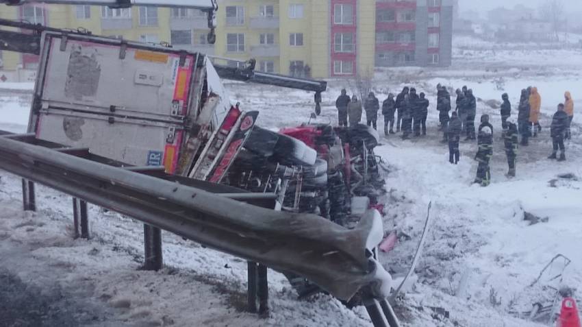 Tır karda kayganlaşan yolda devrildi: 1 ölü