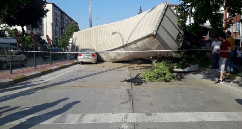 Karşı şeride geçen tır 6 otomobili biçti