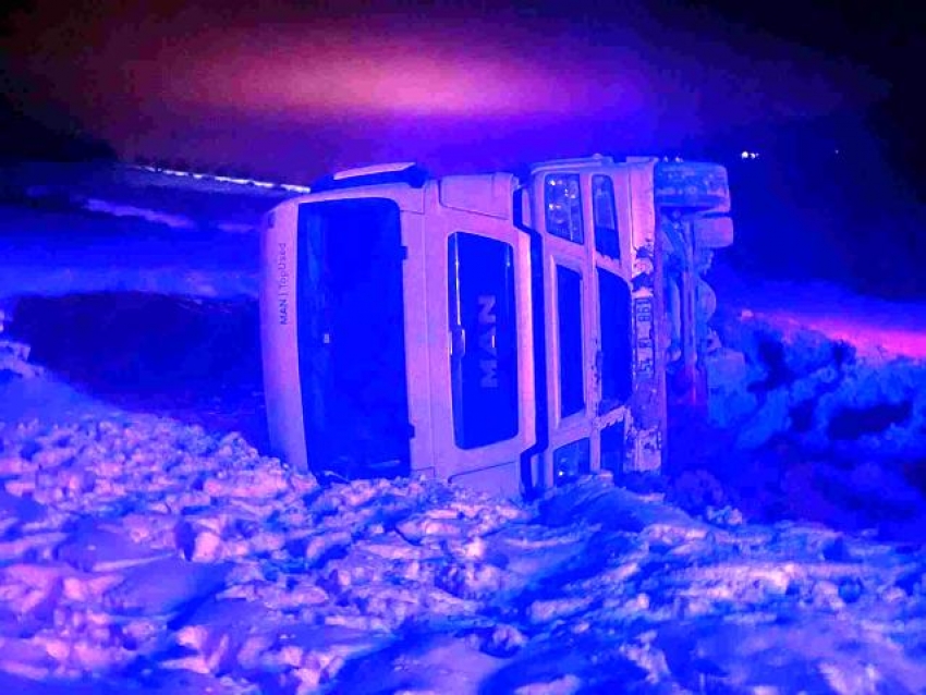 Bursa'da TIR şarampole devrildi, 10 ton süt yola döküldü