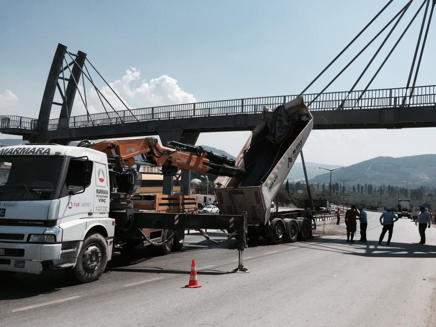 Bursa'da TIR köprüye takıldı