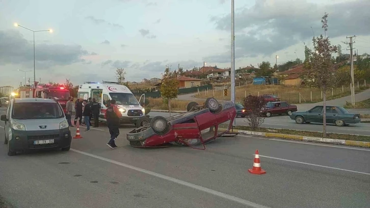 Ticari araç ve otomobil çarpıştı: 5 yaralı